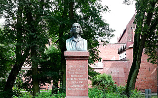 Naprawione i wyczyszczone popiersie Mikołaja Kopernika wróciło na cokół w Parku Podzamcze